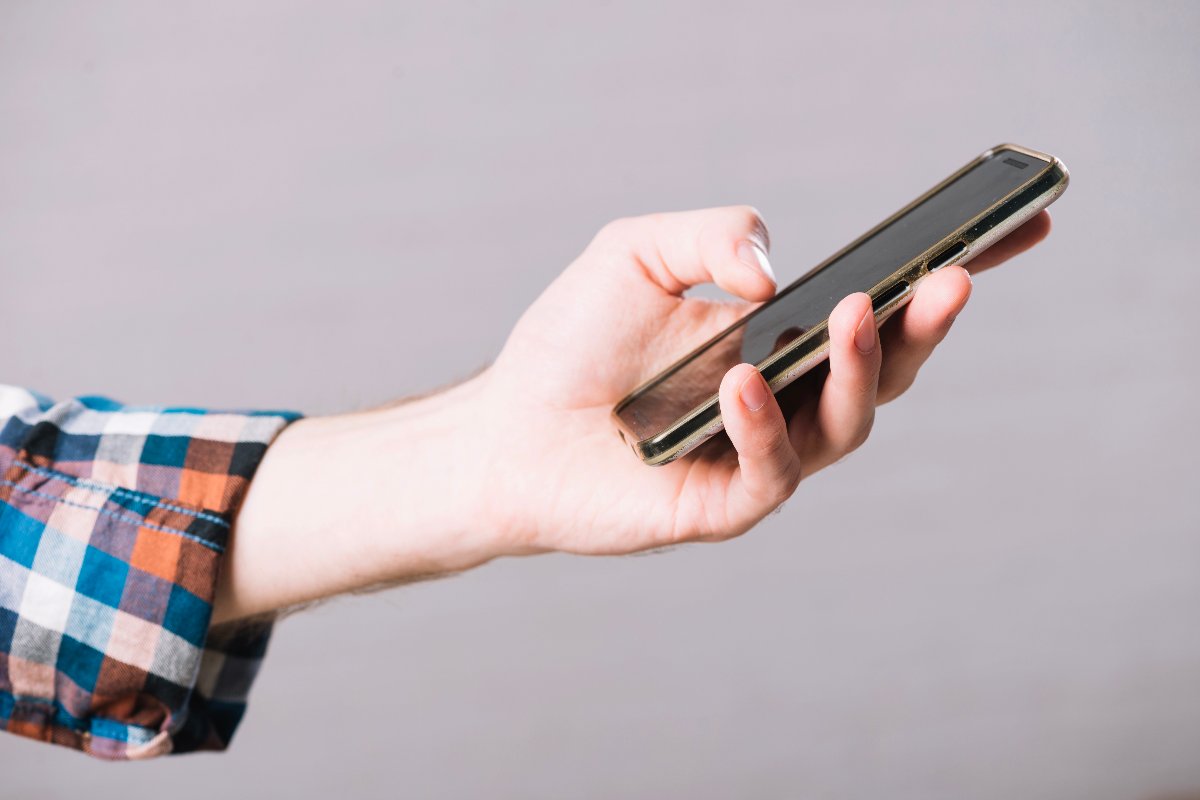 Un smartphone dans une main.